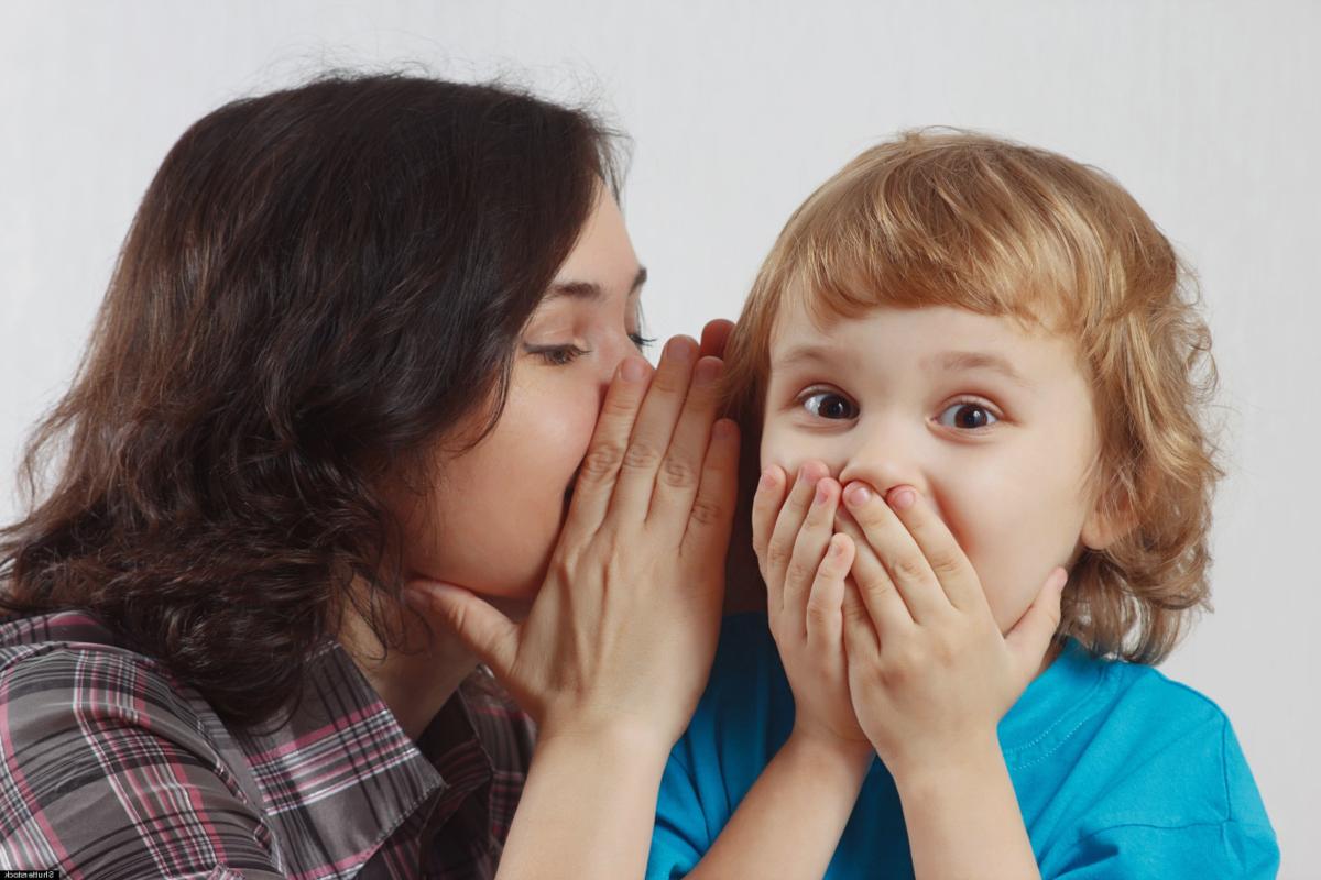 Niña ayudando a madre con trastornos del lenguaje