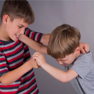 ¿Por qué mi hijo le pega a otros niños? Cómo actuar con un niño violento