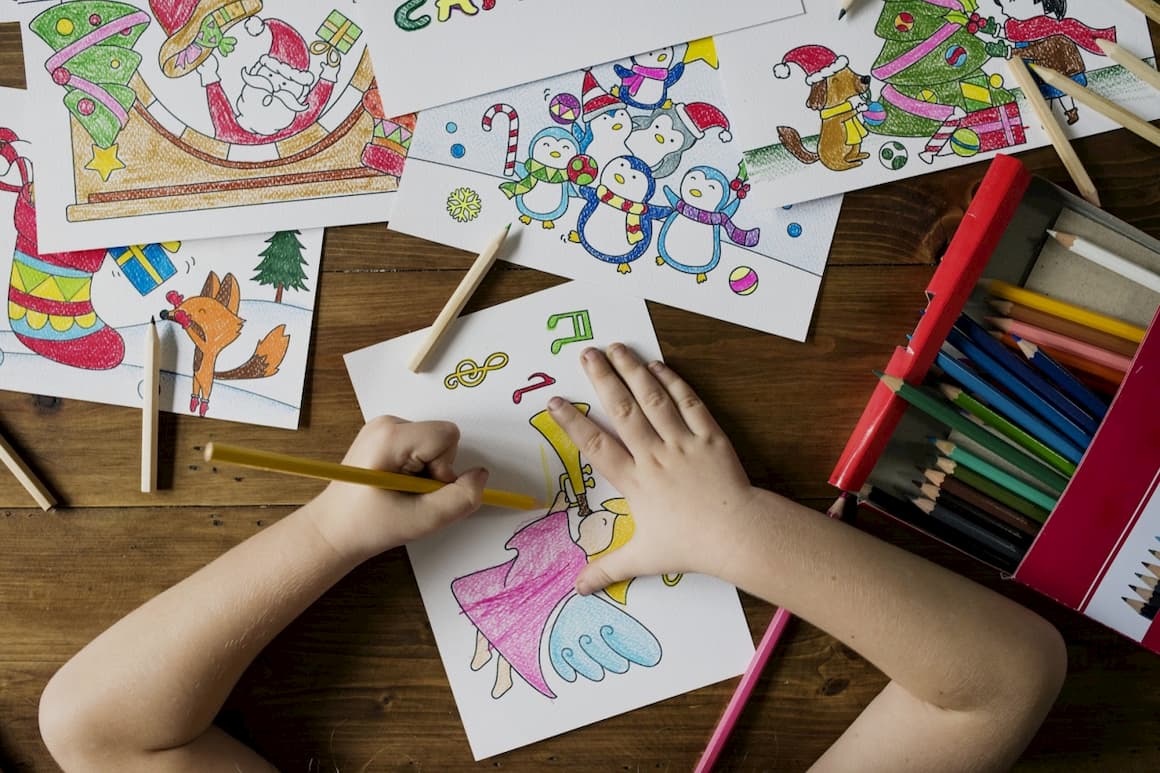 Niña dibujando con el método Montessori