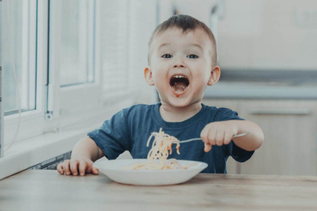 Niño comiendo solo