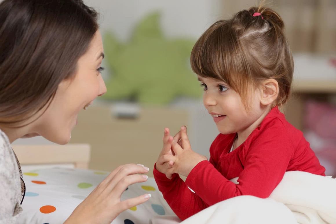 Niña hablando con su madre