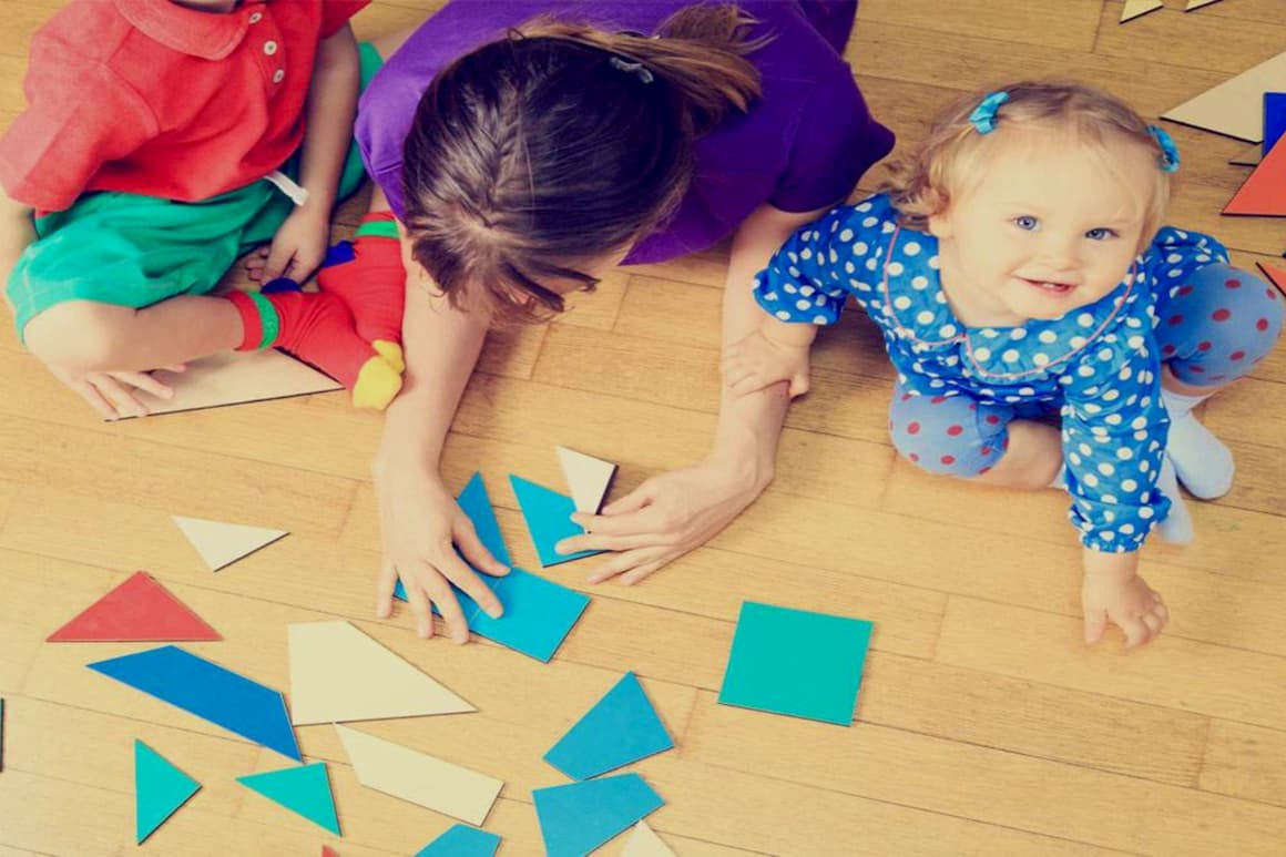 Niña jugando con formas geométricas