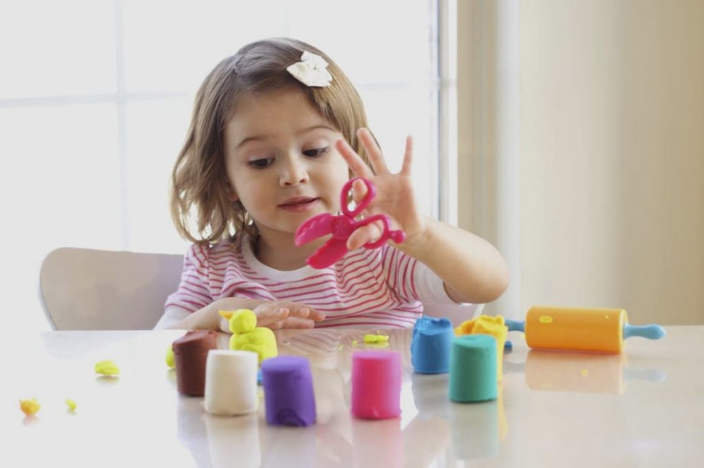 Niña jugando con unas tijeras