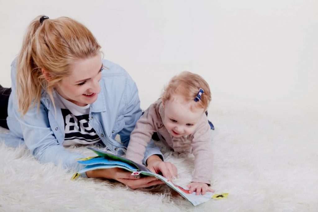 Niña con TDAH leyendo un cuento con su madre