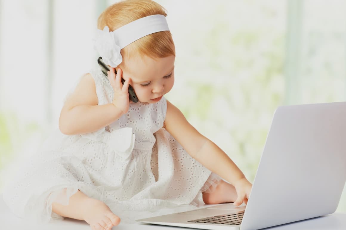 Niña con dificultades de lenguaje hablando por teléfono