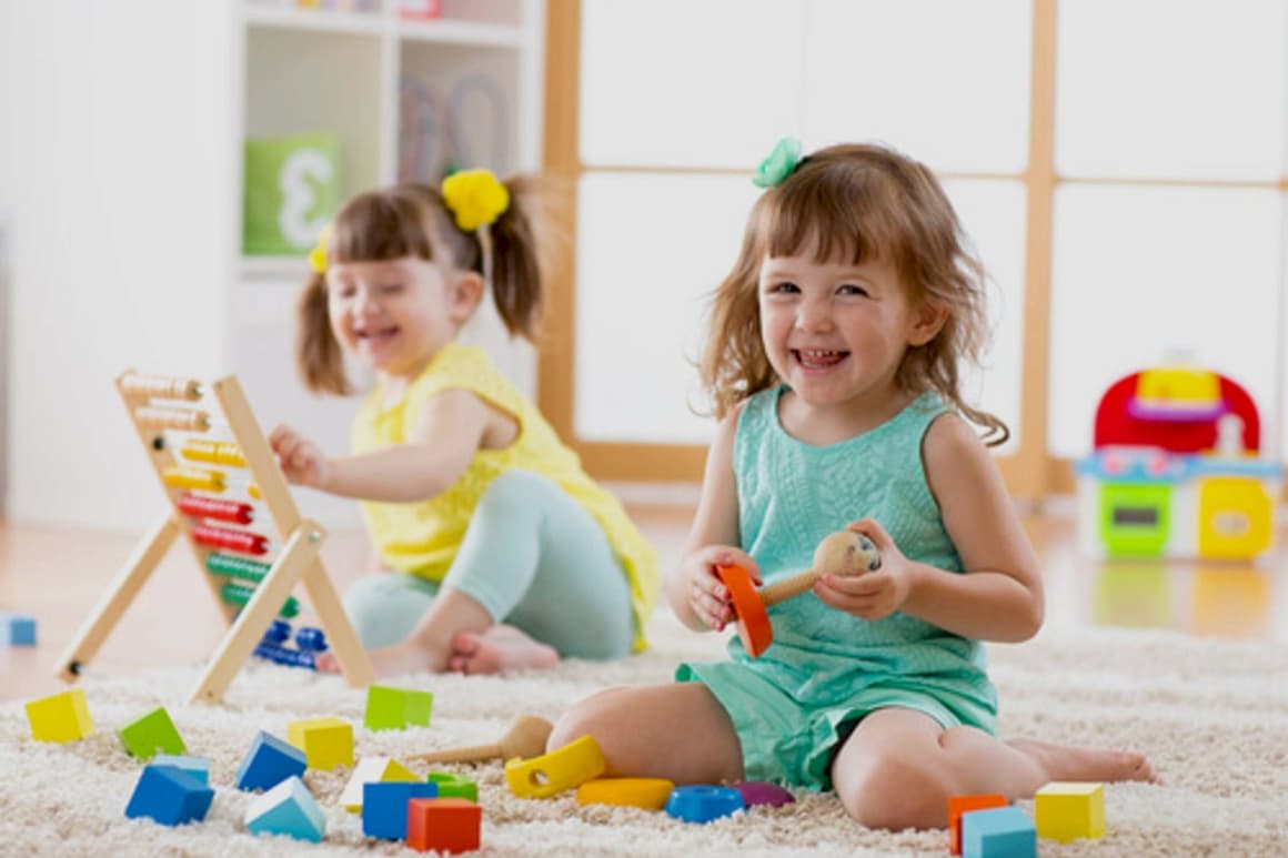 Niñas con Discalculia jugando con un ábaco