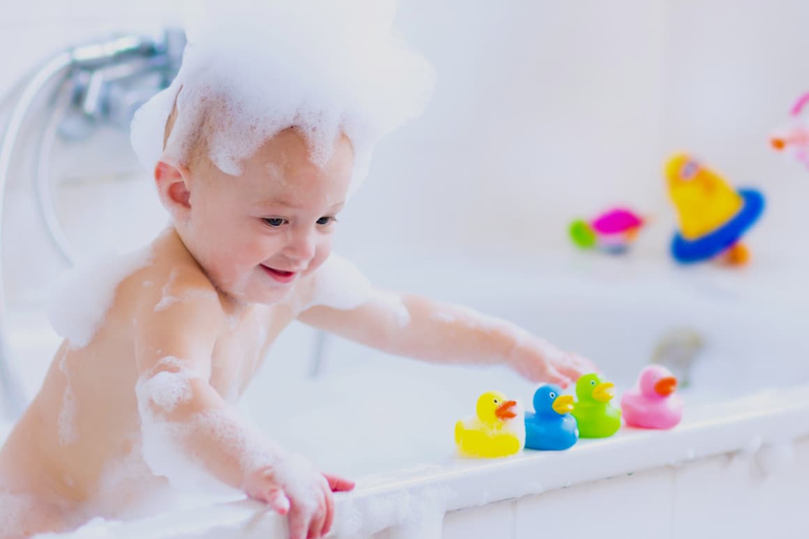 Niño bañándose en una bañera