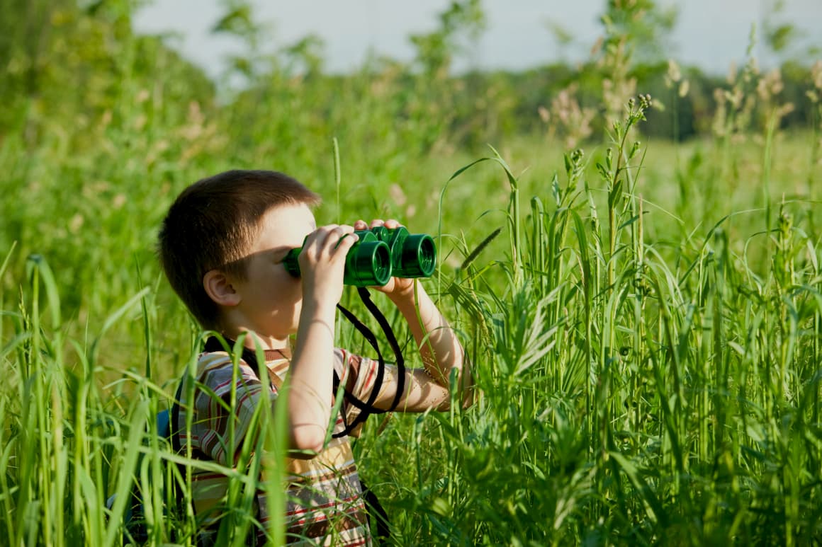 Niño jugando en la naturaleza