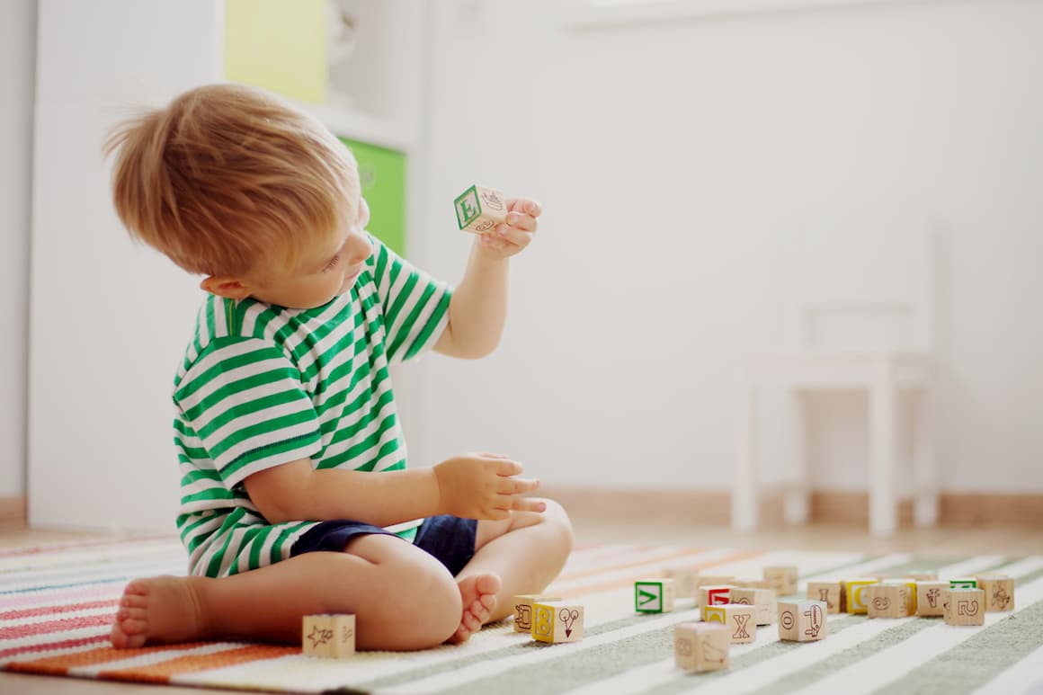 Niño jugando con letras