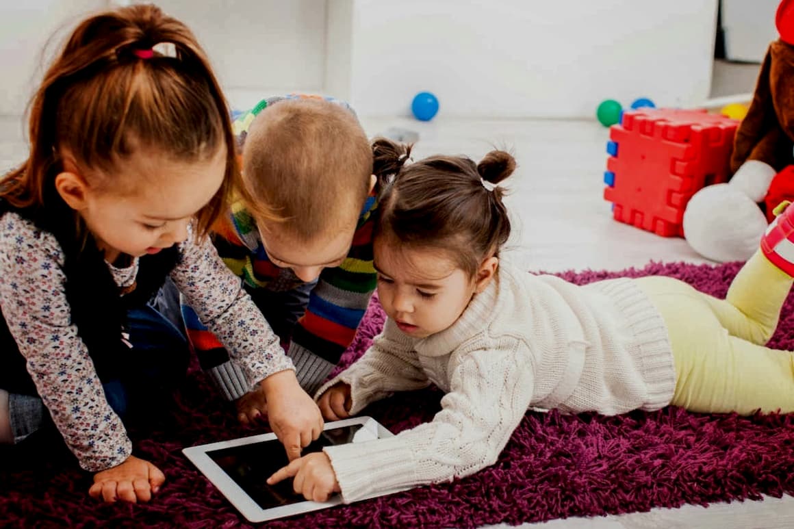 Niños jugando con una pantalla