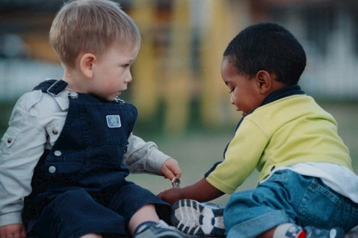 Dos niños jugando en educación en valores