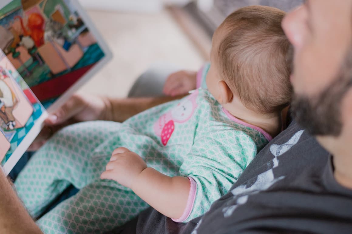 Padre leyendo un libro a su hijo