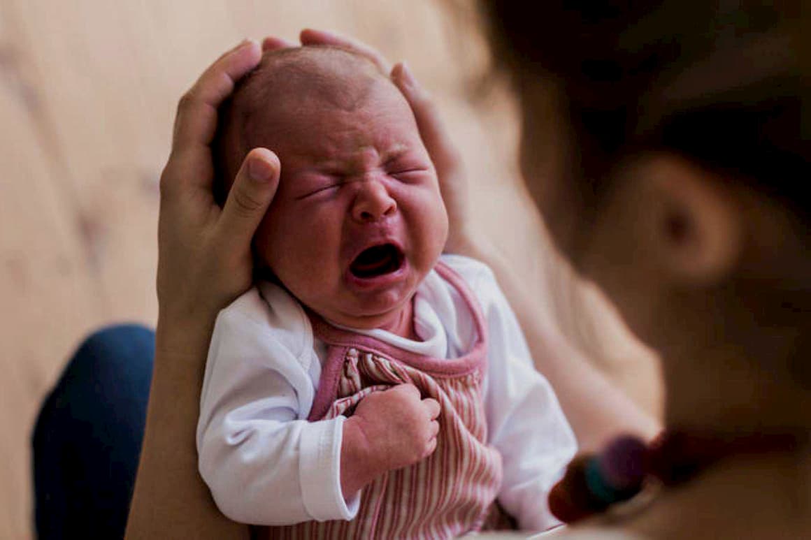 Bebe alta demanda llorando con su madre