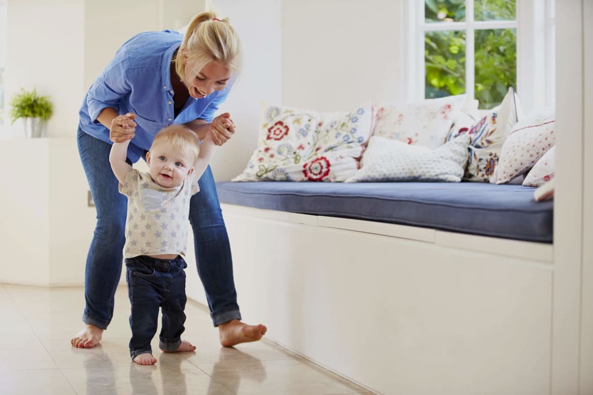 Mamá y bebé caminando mientras aprenden un idioma