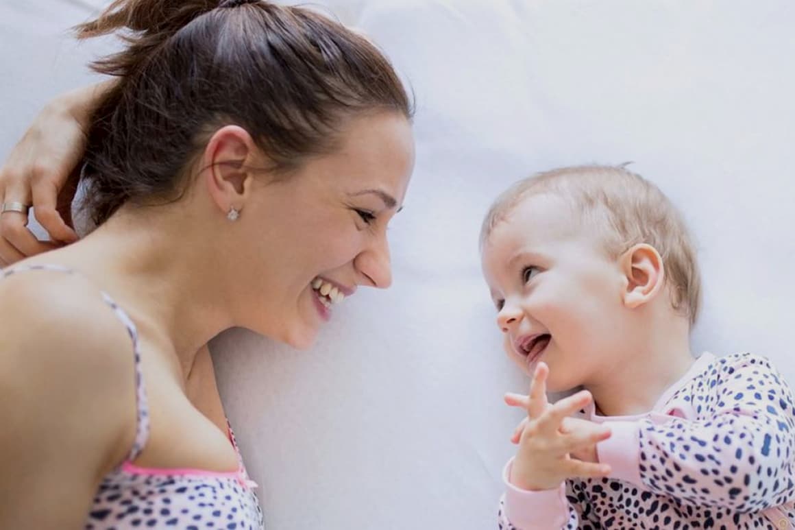 Mamá enseñando a hablar a un bebé bilingüe