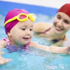 Enseñar a tu bebé a nadar: ¡disfruta de tu pequeño y date un chapuzón!
