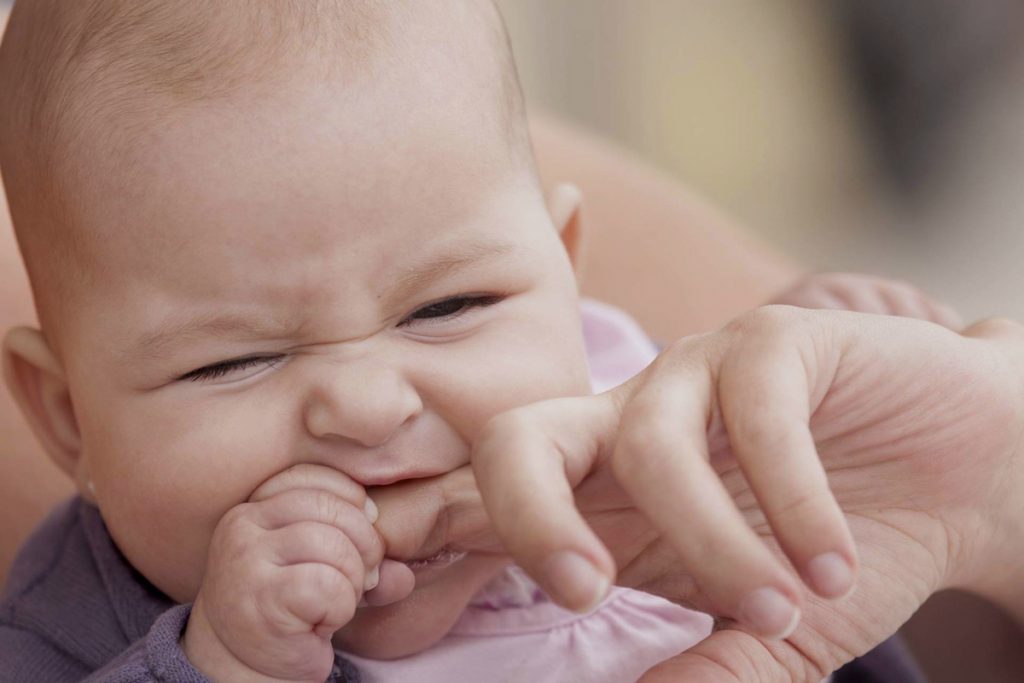 Bebé mordiendo a su madre