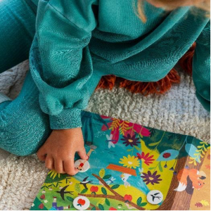 Niña jugando juego didáctico