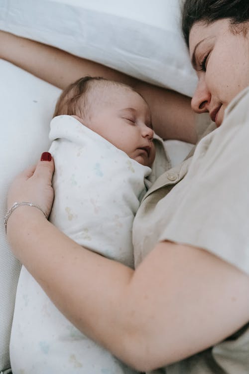 Arrullar al bebé: maneras de hacerlo y sus beneficios